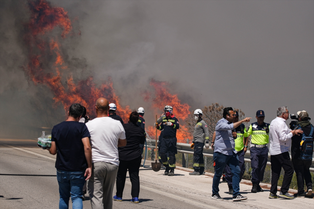 Disaster is happening in Çeşme! People fleeing from the fire are being evacuated by boats