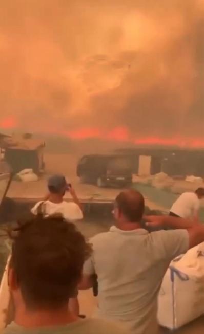 Experiencing disaster in Çeşme! People fleeing the fire are being evacuated by boats