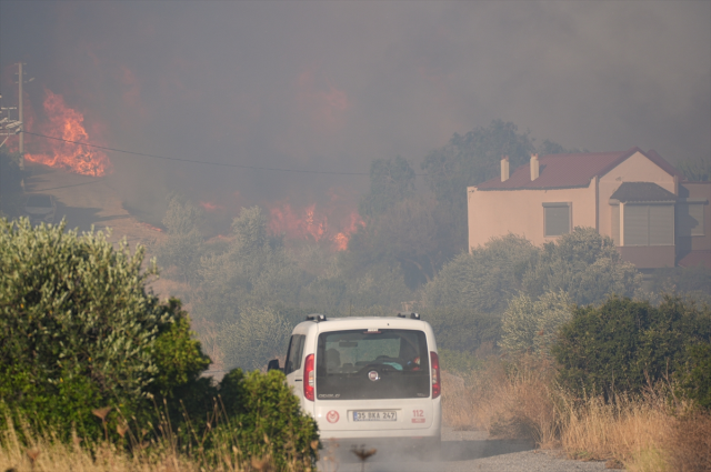 Disaster is happening in Çeşme! People fleeing from the fire are being evacuated by boats