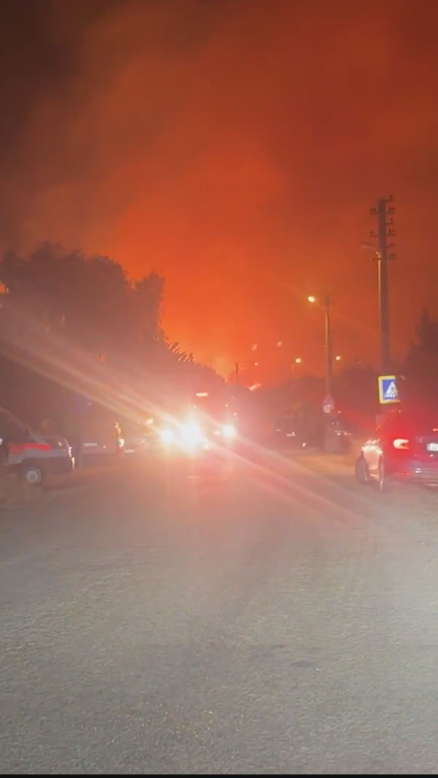 The fire in Çeşme is growing! The highway is closed, residential areas are being evacuated
