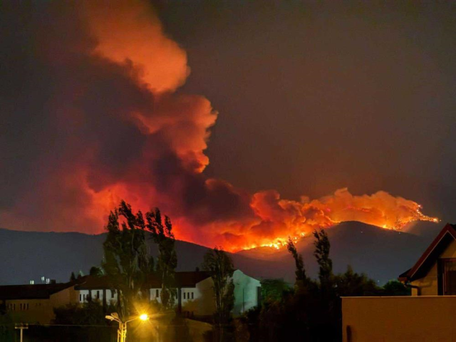 The fire in Çeşme is growing! The highway is closed, residential areas are being evacuated