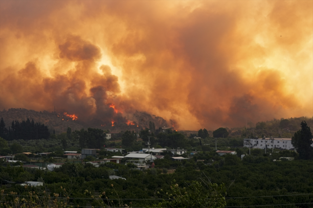 The fire in Çeşme is growing! The highway is closed, residential areas are being evacuated