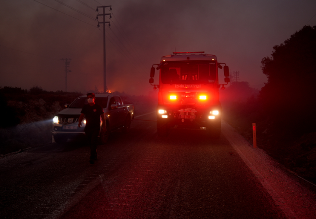 Çeşme'deki yangın büyüyor! Otoyol kapatıldı, yerleşim yerleri tahliye ediliyor