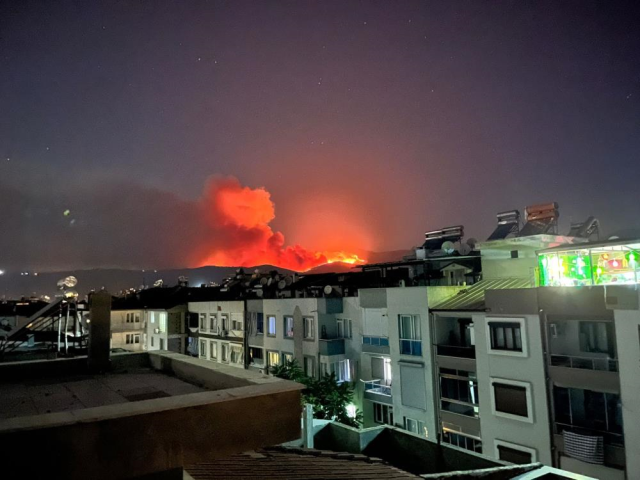 The fire in Çeşme is growing! The highway is closed, residential areas are being evacuated