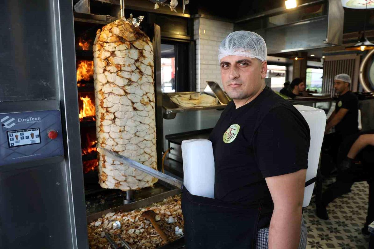 Adana'da Döner Ustaları Sıcakla Mücadelede Buz Kullanıyor