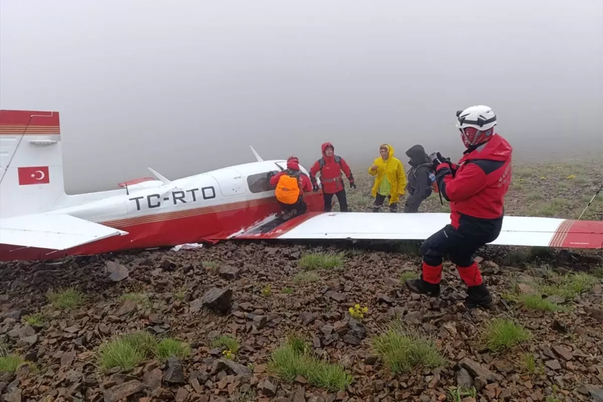 Düşen uçağın enkazına ulaşıldı: Pilot hayatını kaybetti, kadın yolcu kurtarıldı