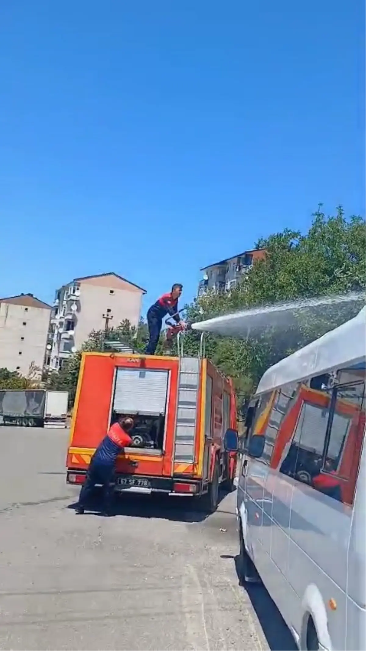 Yüksek Gerilim Hattı Kargayı Düşürdü, Tarlada Yangın Çıktı