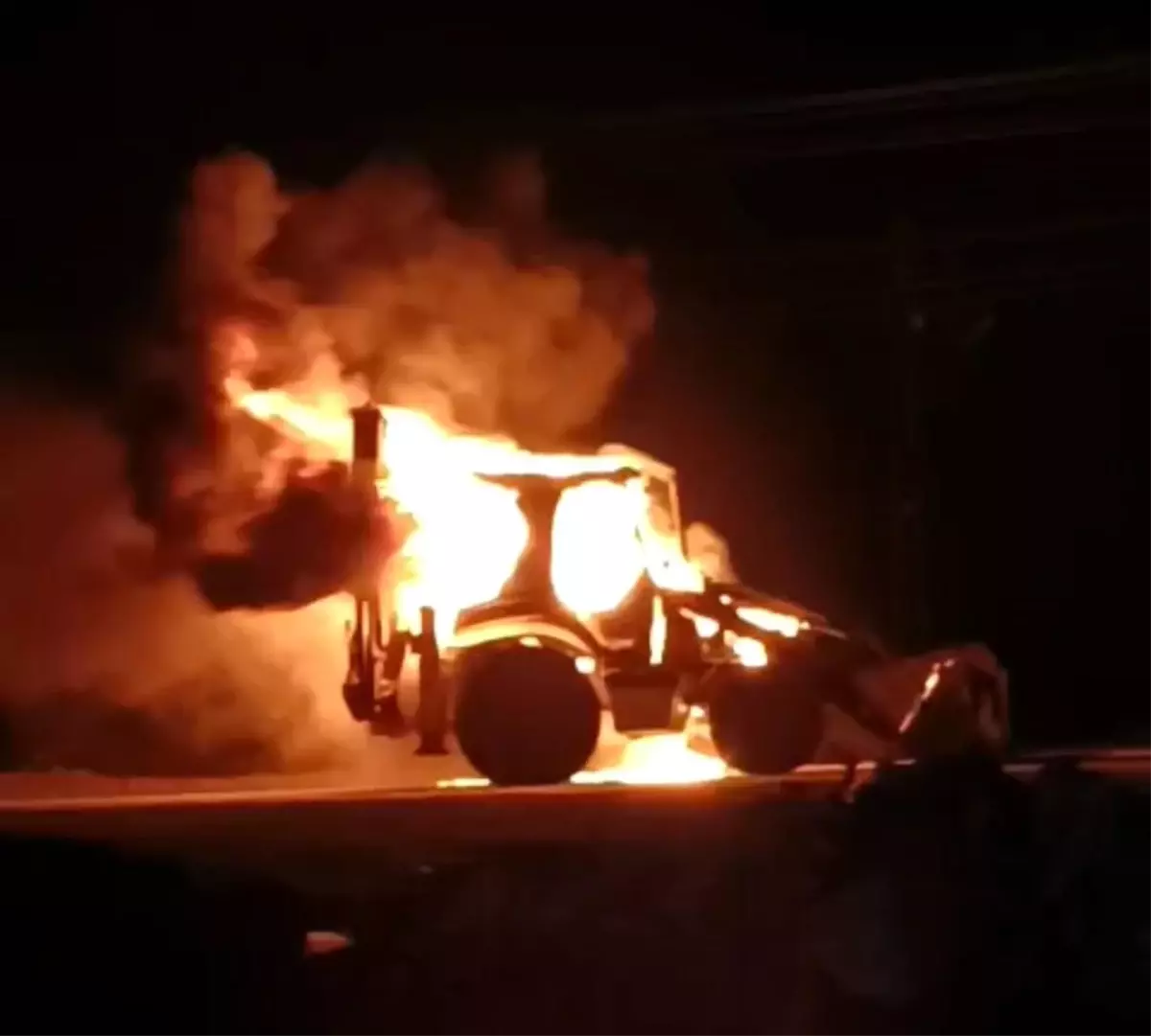 Van'da Seyir Halindeki İş Makinesi Yandı