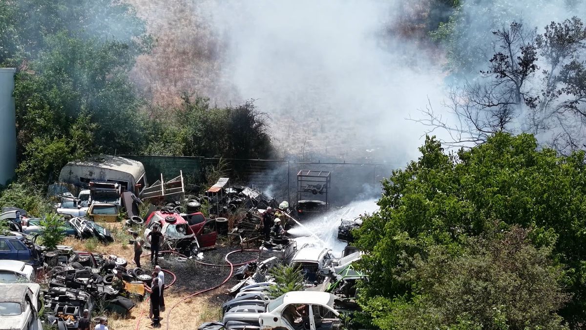 Bursa'da Hurda Araç Deposunda Yangın