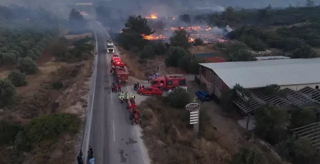 The fire in Çeşme is growing! The highway is closed, residential areas are being evacuated