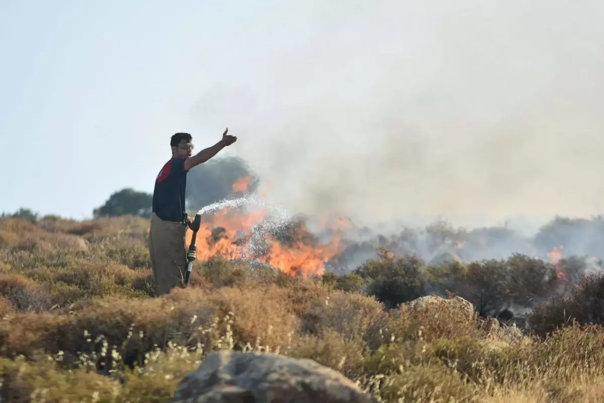 Çeşme'deki Yangın 2. Gününde Sürüyor