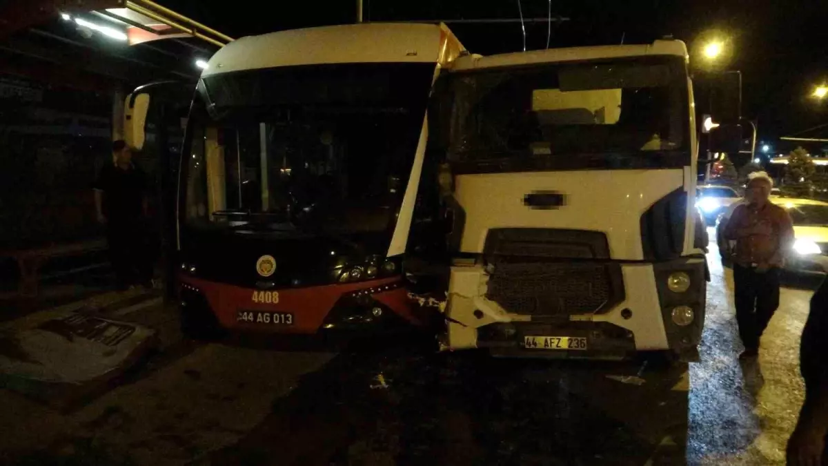 Malatya'da Beton Mikserinin Trambüse Çarpması sonucu 4 Yaralı