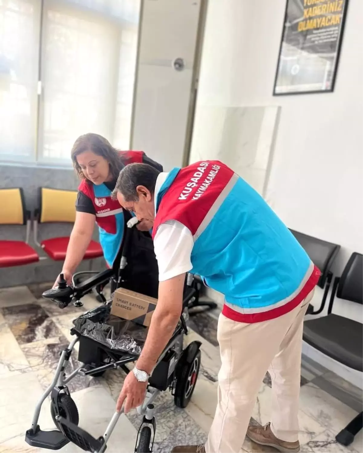 Kuşadası'nda İhtiyaç Sahiplerine 10 Akülü Tekerlekli Sandalye Bağışı