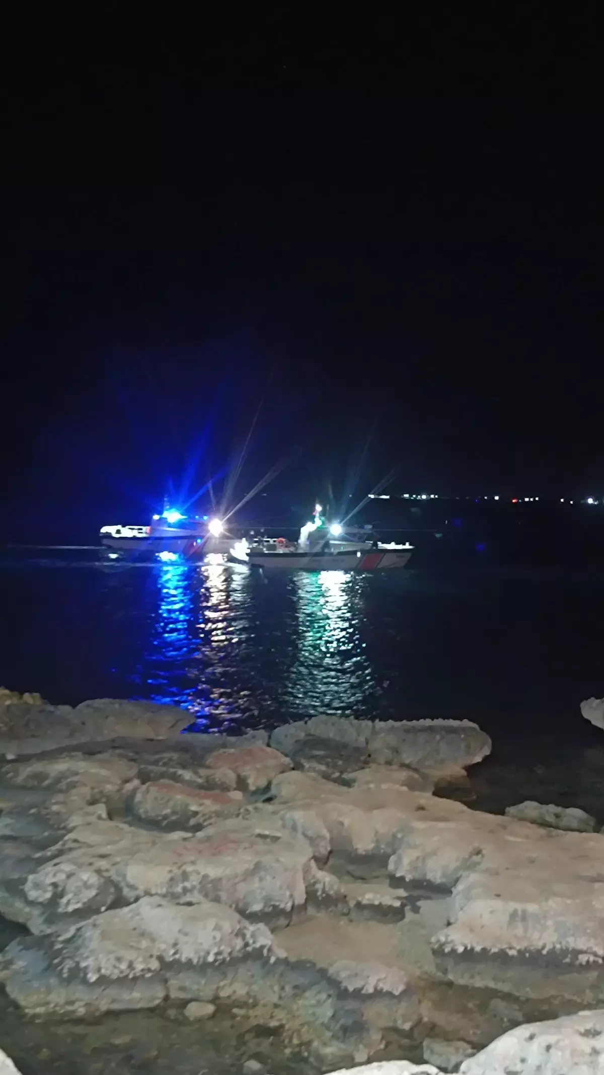 Mersin'de gece denize giren 3 kişiden biri boğuldu; 2 kişi aranıyor