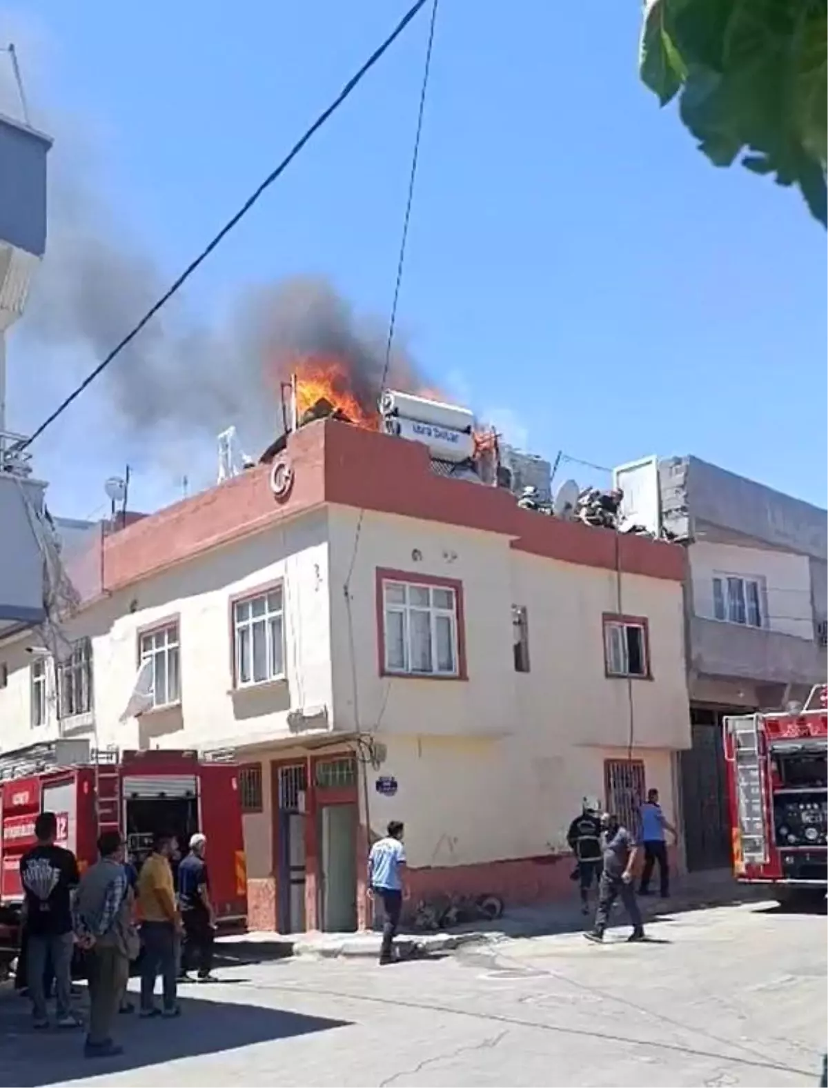 Nizip'te Yangın Paniği: Odunlukta Çıkan Alevler Kontrol Altına Alındı