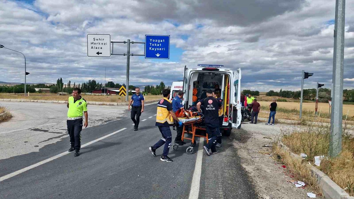Çorum'da Otomobil ve Motosiklet Kazası: 2 Yaralı