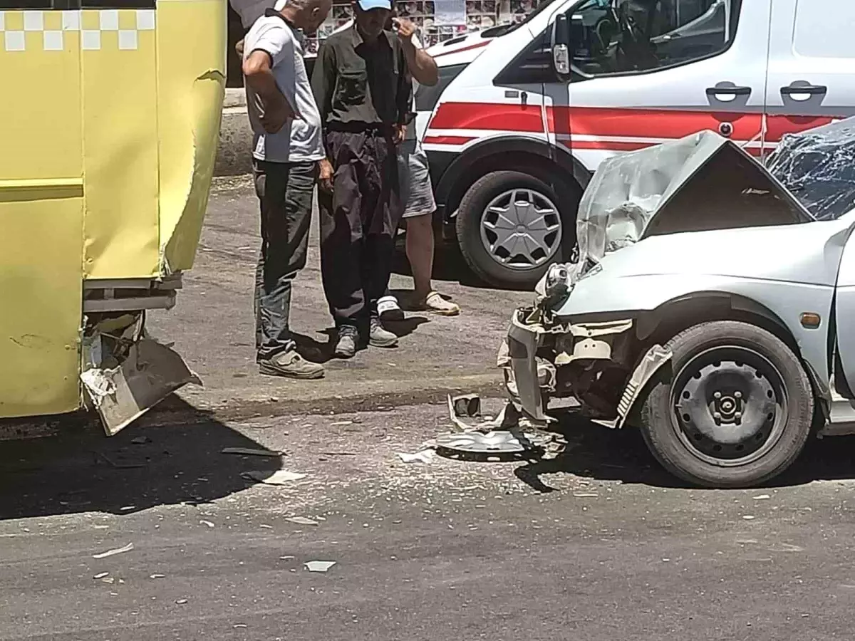 Kahramanmaraş'ta Otomobil Halk Otobüsüne Çarptı: 2 Yaralı