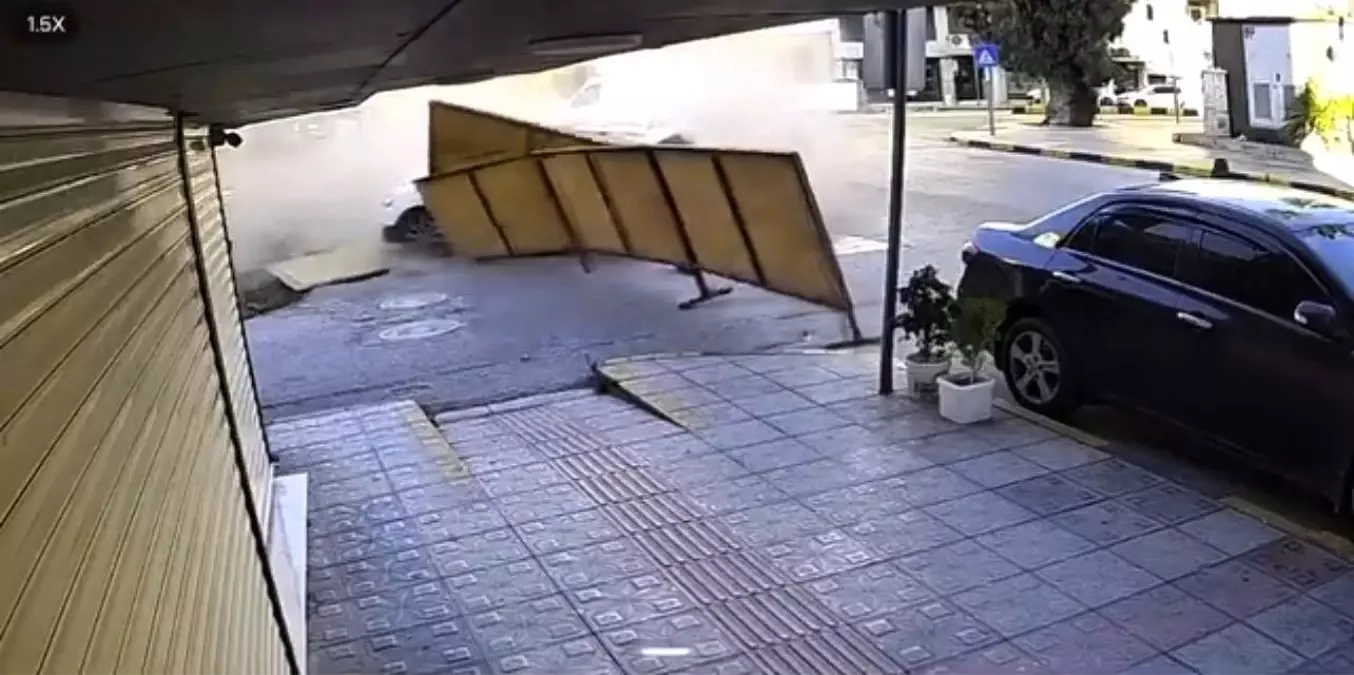 İskenderun'da Kaza: Cip İnşaat Bariyerlerini Yıktı