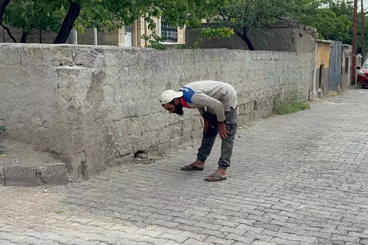 Polisi görünce namaza dursa da işe yaramadı