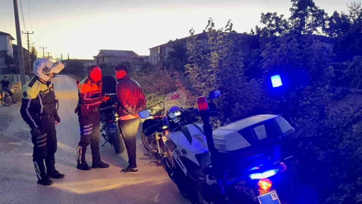 Düzce'de Polisten Kaçan Motosikletli Sürücü Kovuşturmada Yakalandı