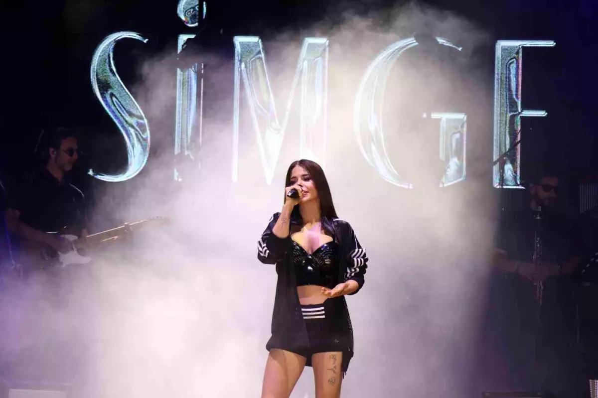 DEMOT Fuarı'nda Ceren Özdemir ve Simge Sağın'un Unutulmaz Performansı