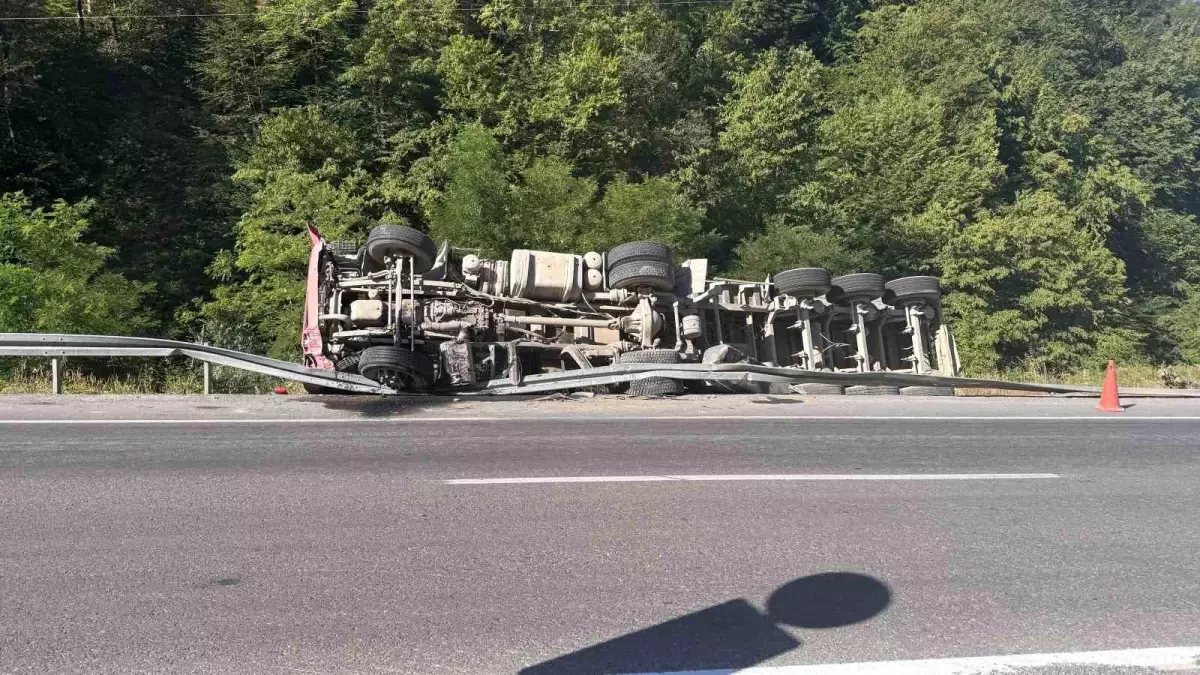 Zonguldak'ta Kontrolden Çıkan Tır Devrildi