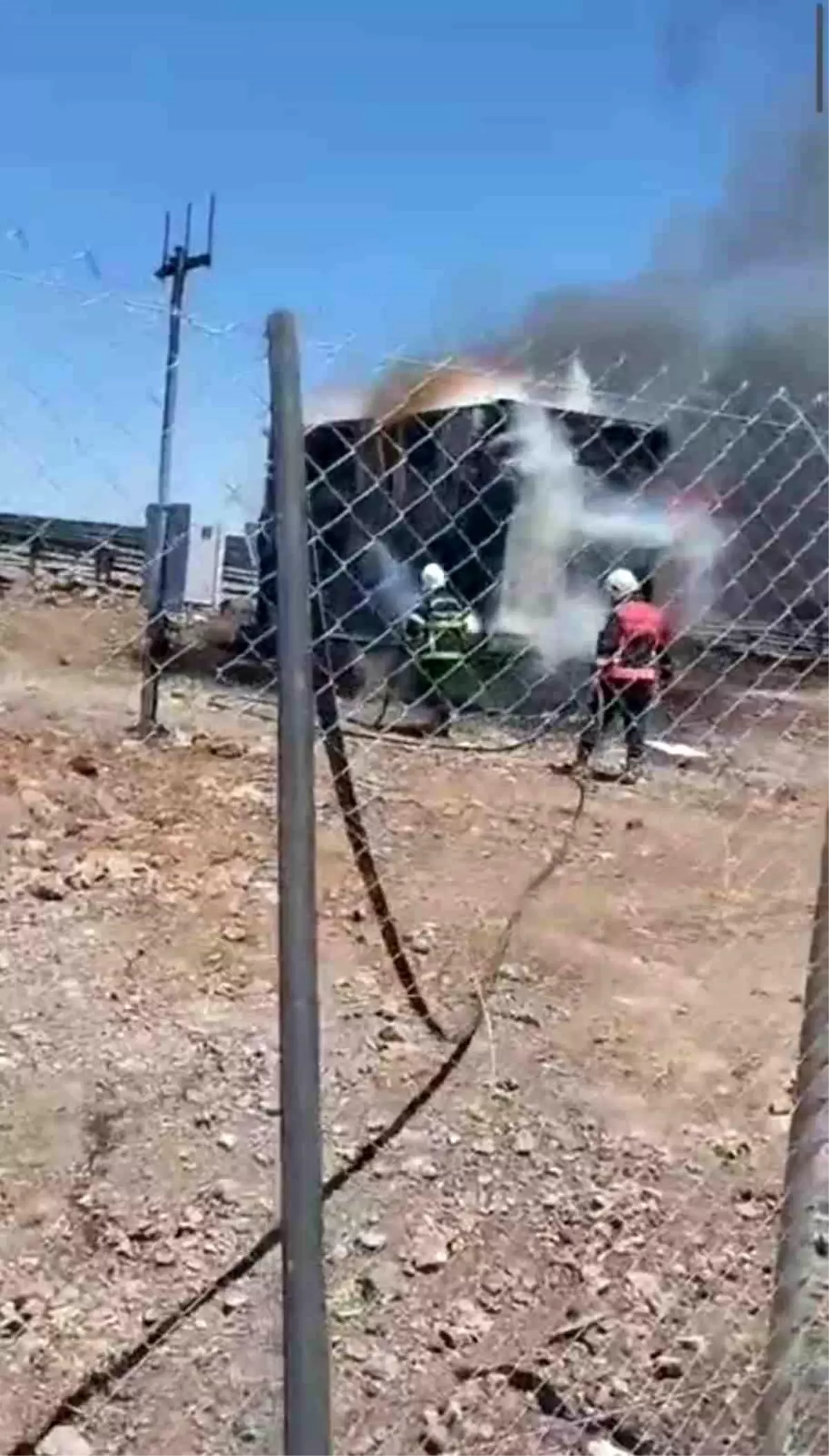 Şanlıurfa'da Güneş Enerjisi Trafosunda Yangın: İtfaiye Eri Dumandan Zehirlendi