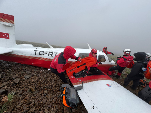 Yaralı kadın yolcu, uçağın enkazını bulan ekibe el salladı Yaralı kadın yolcu, uçağın enkazını bulan ekibe el salladı