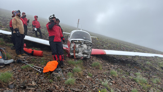 Yaralı kadın yolcu, uçağın enkazını bulan ekibe el salladı Yaralı kadın yolcu, uçağın enkazını bulan ekibe el salladı