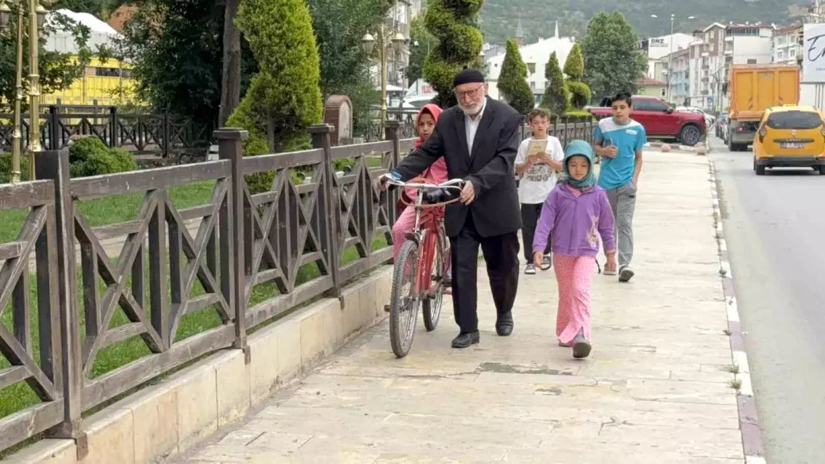 79 Yaşındaki Dede, Torunlarını Her Gün Bisikletle Camiye Götürüyor