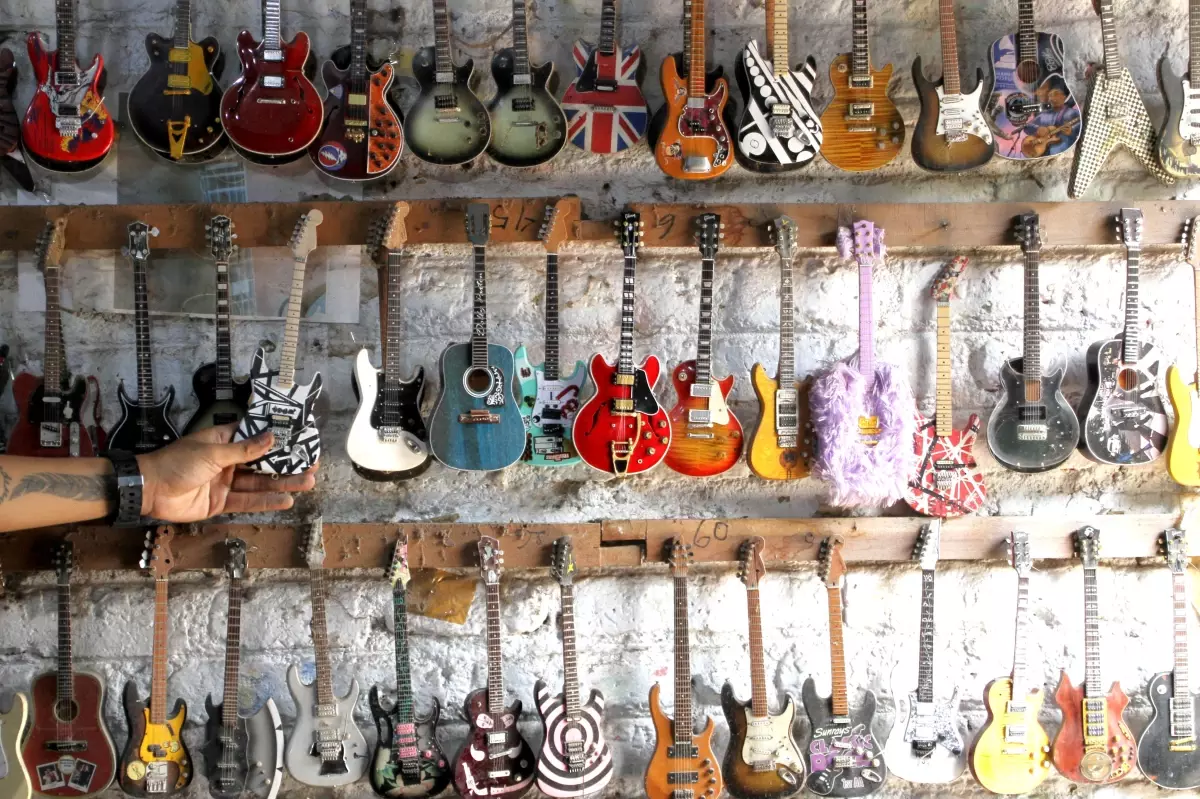 Endonezya'nın Klaten Kentinde Minyatür Gitar Atölyesi
