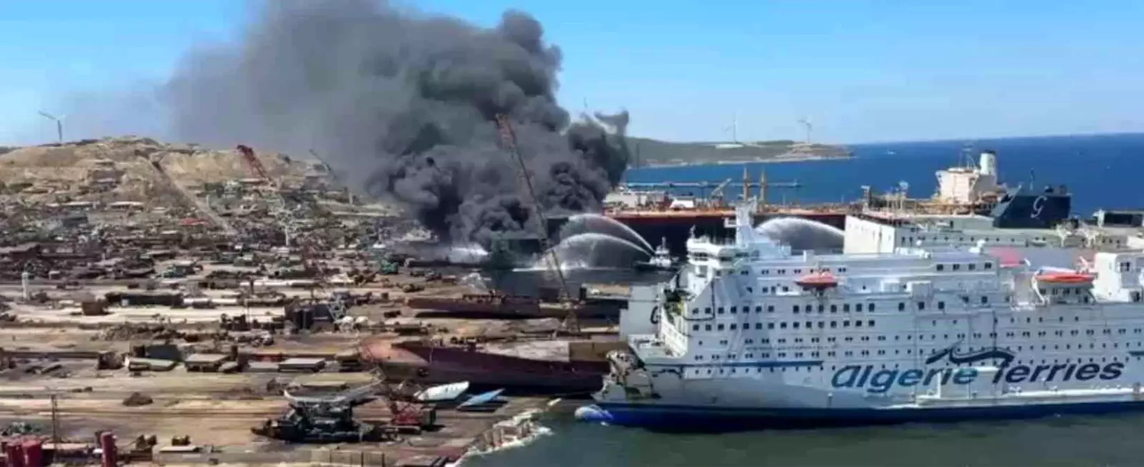 İzmir'de Tanker Gemisinde Çıkan Yangın Kontrol Altına Alındı