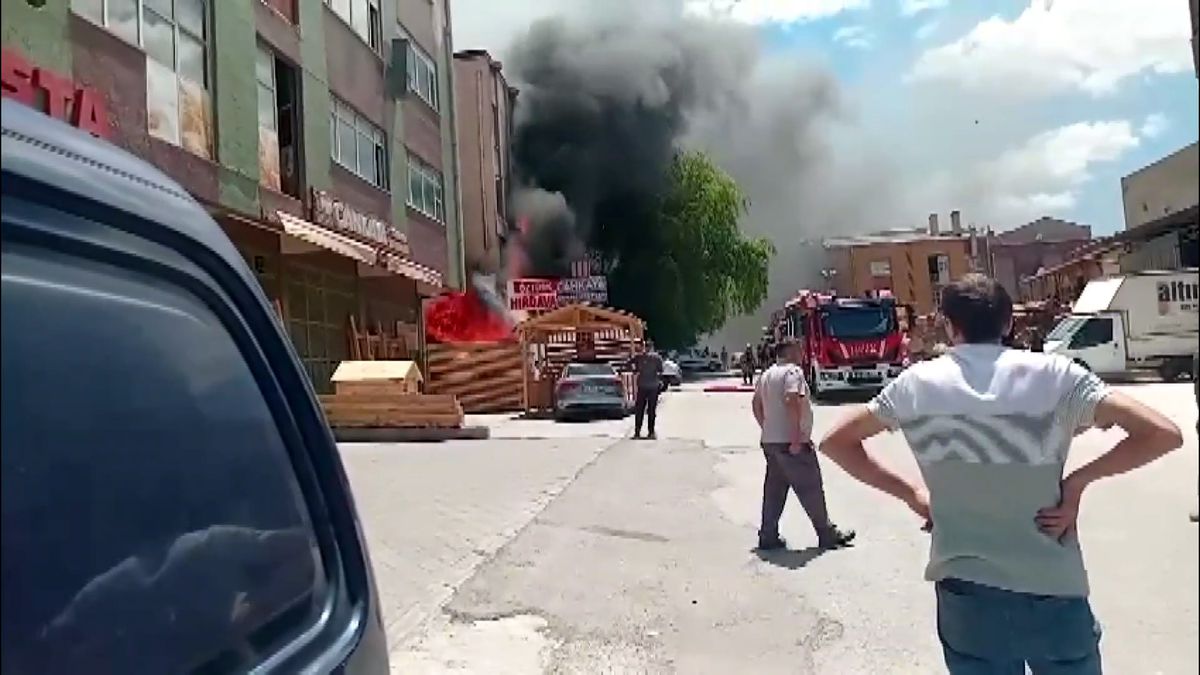 Ankara'da Mobilya İmalathanesinde Yangın: İki İş Yeri ve İki Araç Zarar Gördü