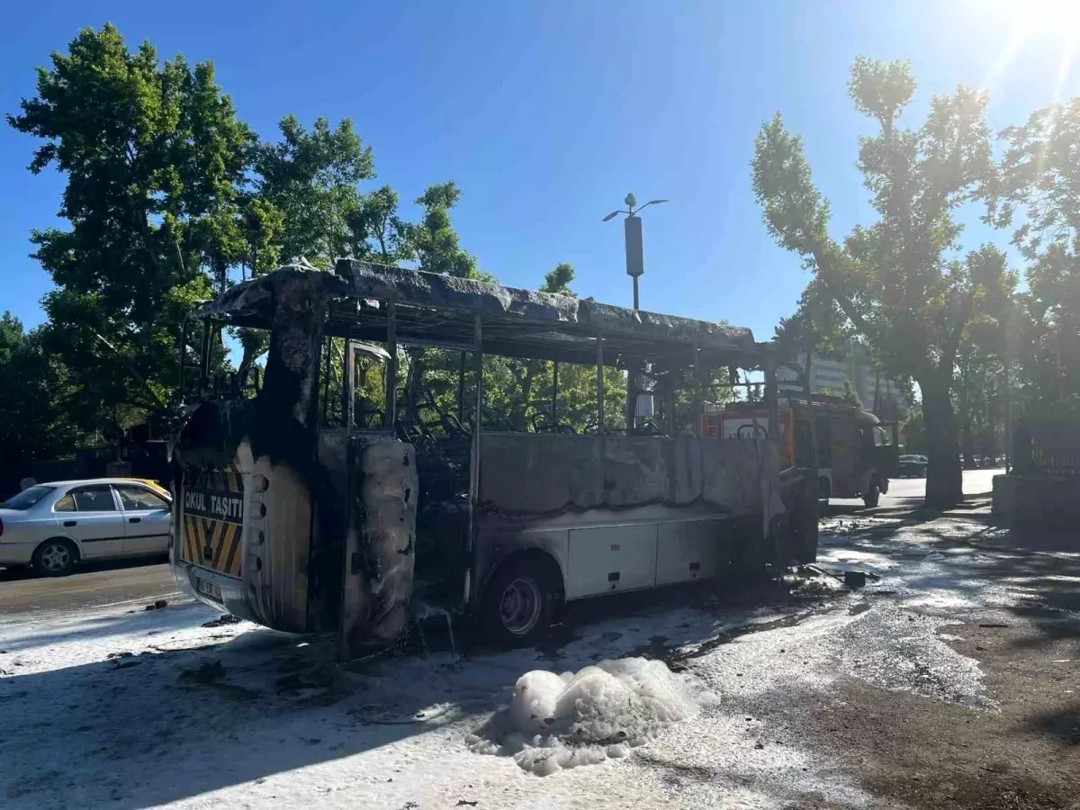 Ankara'da Yangın: Minibüs Kullanılamaz Hale Geldi