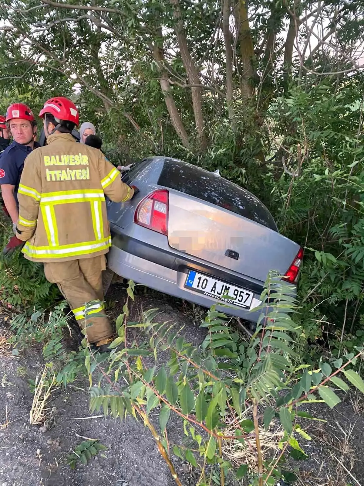 Balıkesir'de Şarampole Uçan Otomobilde İki Yaralı