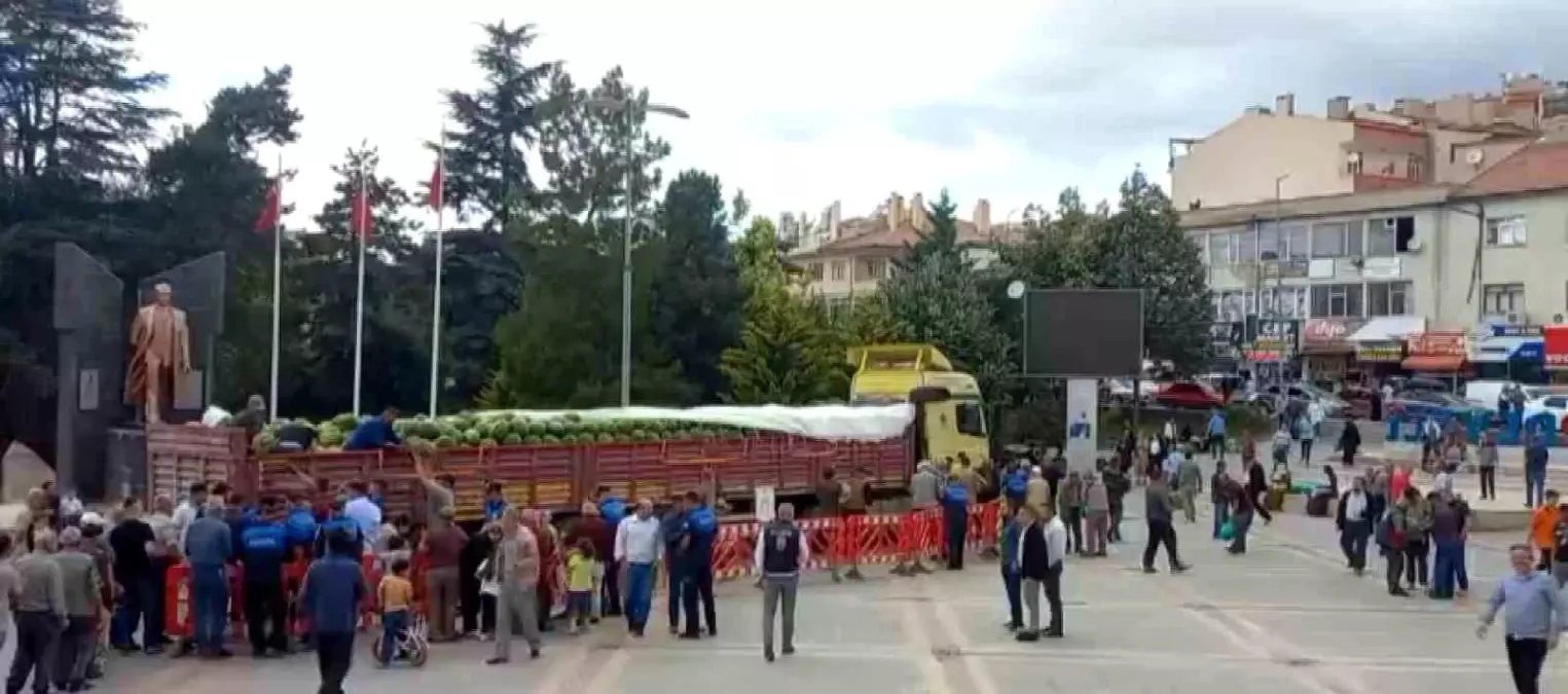 Kayseri'de Ücretsiz Karpuz Dağıtımı İçin Uzun Kuyruklar Oluştu