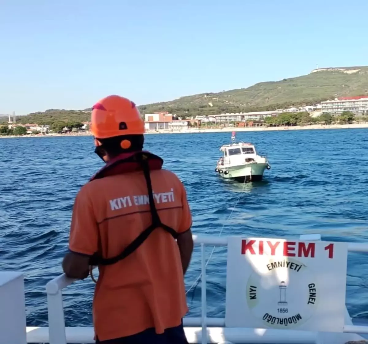 Çanakkale Boğazı'nda Sürüklenen Tekne Kurtarıldı