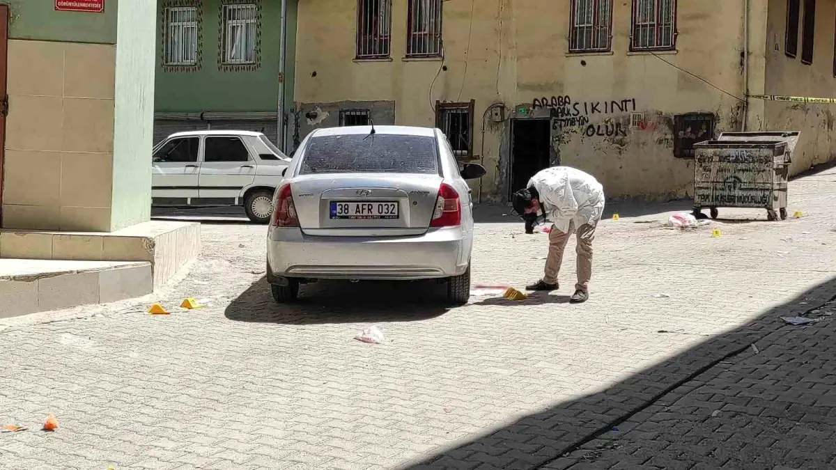 Cami Önünde Silahlı Saldırı: 2 Yaralı
