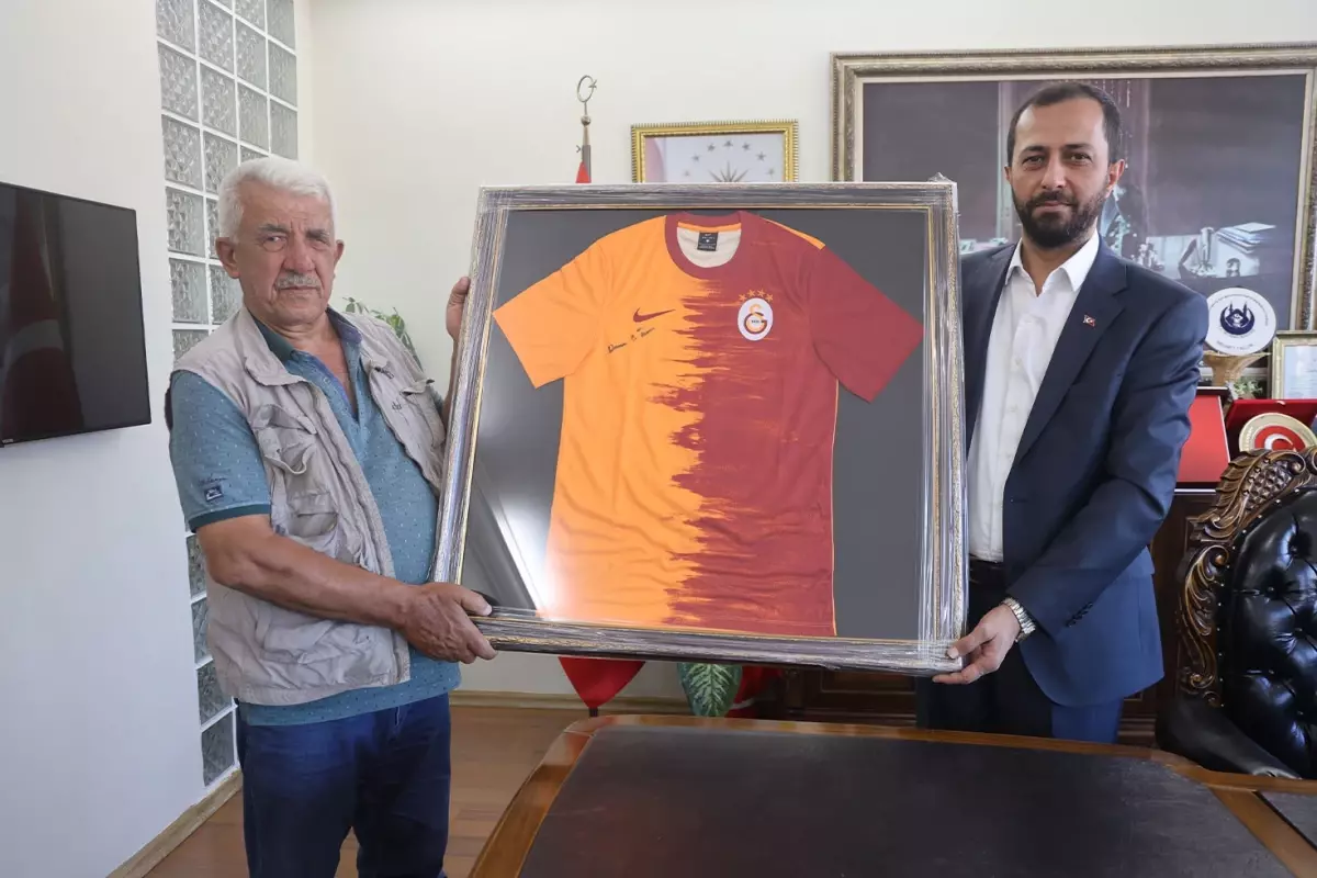Fenerbahçeli kaymakamla iddiaya girdi, hediyesini kaptı