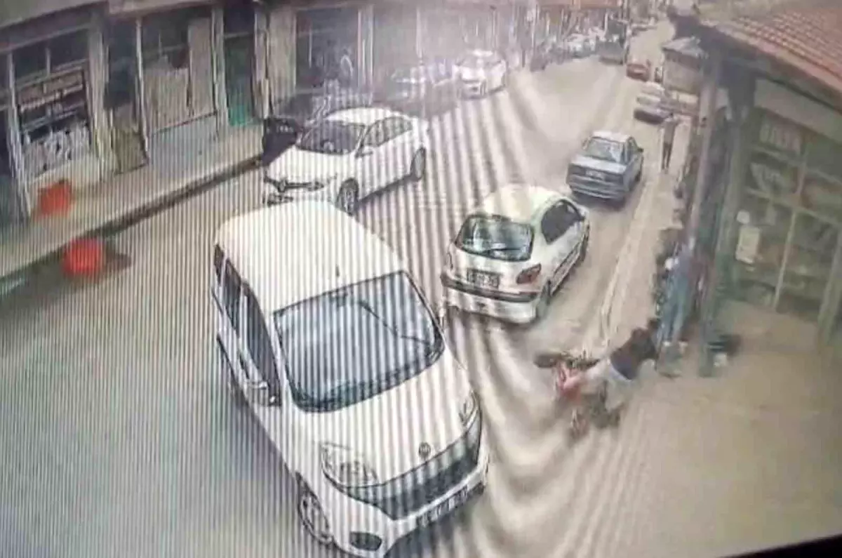 Hafif ticari araç ile elektrikli bisiklet çarpıştı: 1 yaralı