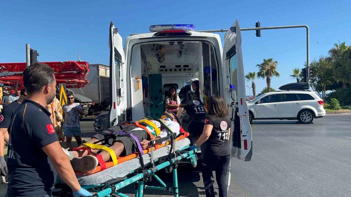 Alanya'da Otomobil Kazası: Sıkışan Sürücü İtfaiye Tarafından Kurtarıldı