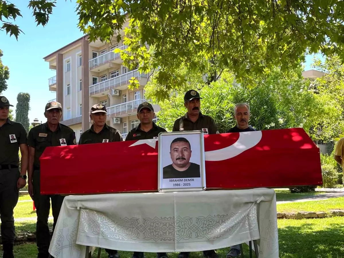 İzmir'deki yangında şehit olan orman personelinin cenazesi törenle memleketine uğurlandı