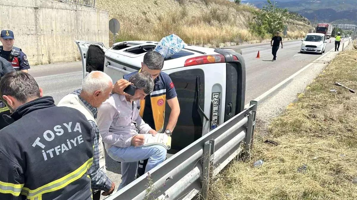 Tosya'da Hafif Ticari Araç Kaza Yaptı: 2 Yaralı
