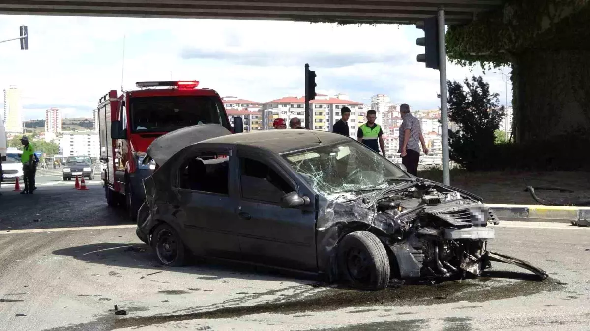 Kastamonu'da Minibüs ve Otomobil Çarpıştı: 4 Yaralı