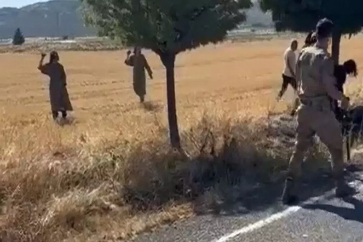 Kaza sonrası yardıma giden jandarmaya taş, sopa ve bıçaklarla saldırdılar