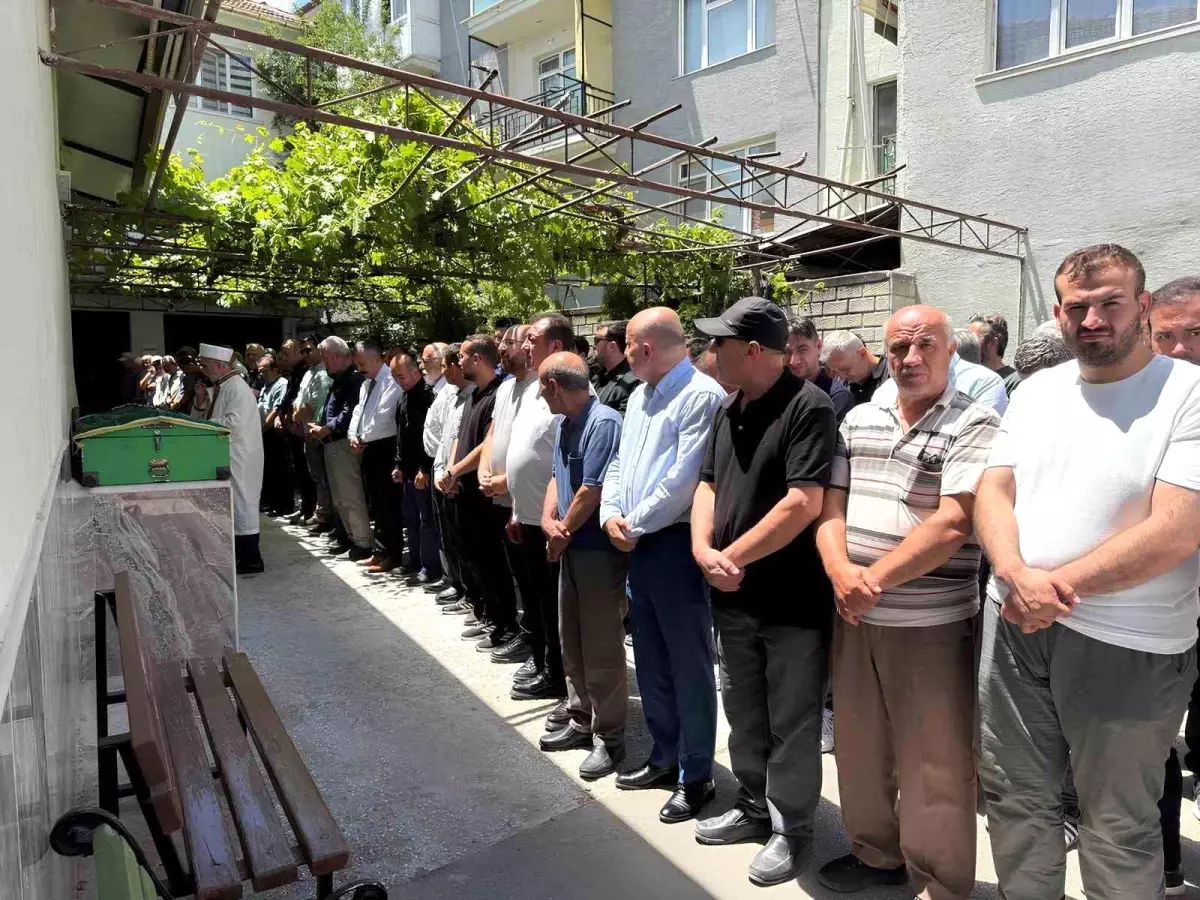 23 Yaşındaki Elif Sultan Karabayır, Kelebek Hastalığı ve Kanserle Mücadeleyi Kaybetti