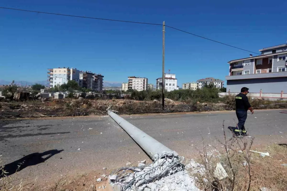 Antalya'da Direksiyon Kıran Sürücü Yangına Neden Oldu