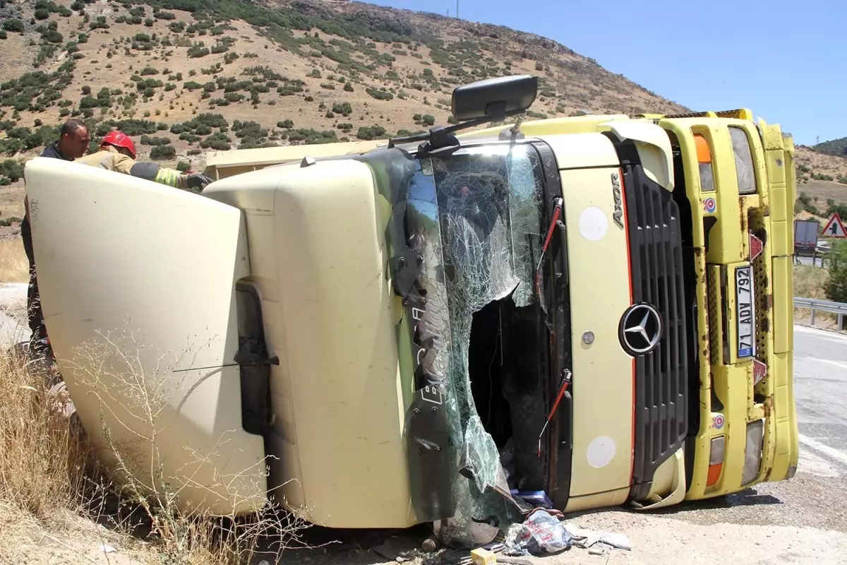 Manisa'da Seyir Halindeki Tır Devrildi: Sürücü Yaralandı