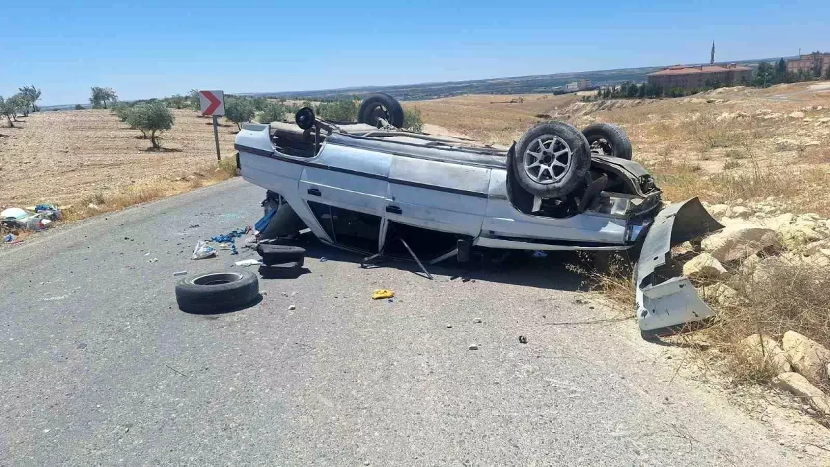 Şanlıurfa'da Lastiği Kopan Otomobil Devrildi, 2 Yaralı