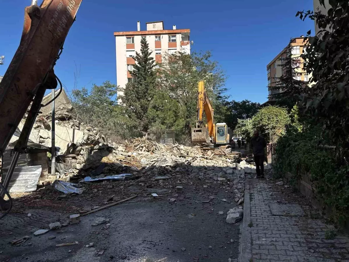 Maltepe'de Kentsel Dönüşümde 11 Katlı Bina Çöktü